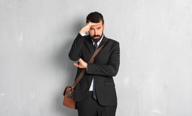 Photo businessman with beard looking far away with hand to look something