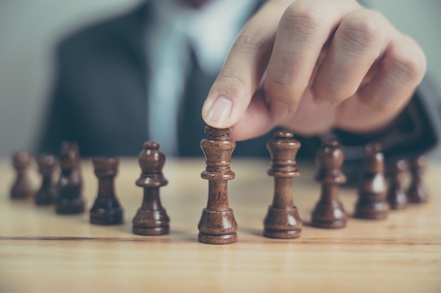 Foto uomo d'affari con gioco da tavolo a scacchi