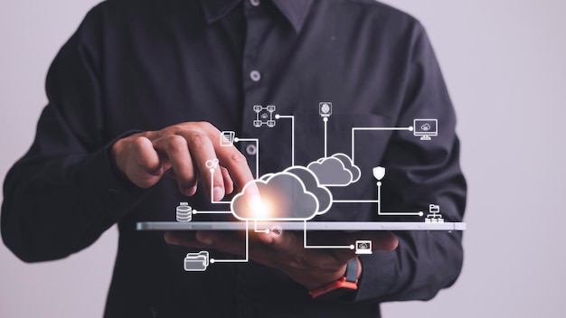 Foto uomo d'affari con diagramma di cloud computing mostra a portata di mano tecnologia cloud archiviazione dati concetto di rete e servizio internet