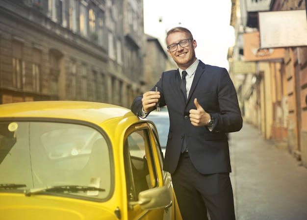 Photo businessman with a cute car