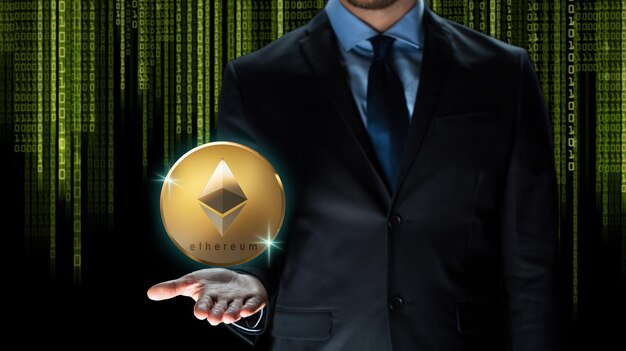 Foto uomo d'affari con moneta ethereum su codice binario