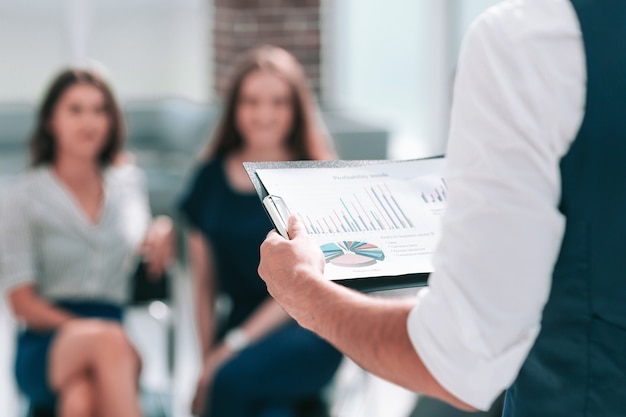 Foto uomo d'affari con una relazione finanziaria in una riunione di lavoro. concetto di business