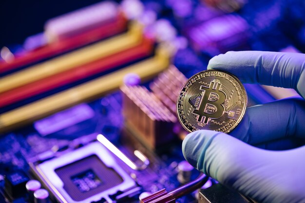 手を持つビジネスマンはビットコインのコンセプトデザインを提供しています