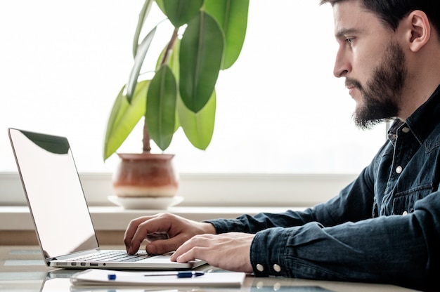 Foto uomo d'affari con il suo laptop