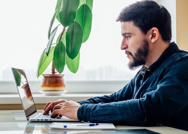 Uomo d'affari con il suo laptop