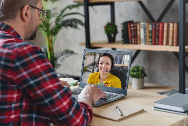 Foto uomo d'affari con computer portatile con videochiamata con operatore del servizio clienti