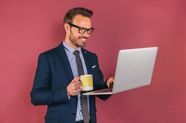 Uomo d'affari con un computer portatile e bere caffè