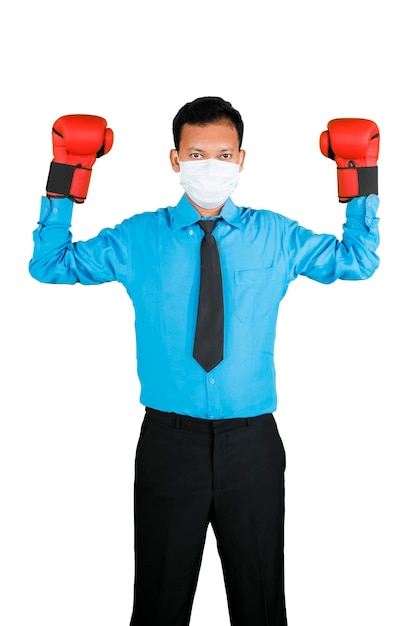 Бизнесмен в медицинской маске и боксерских перчатках