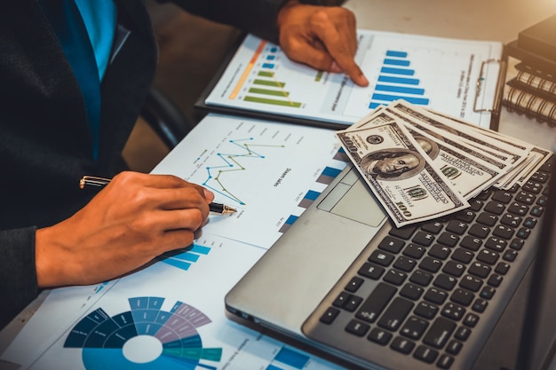 Photo businessman with money in hand