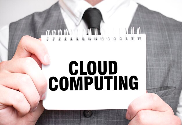 Foto uomo d'affari con un quaderno con testo cloud computing