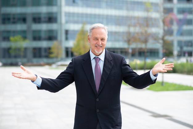 Photo businessman with open arms