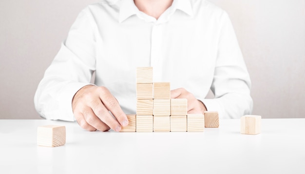 Foto uomo d'affari con blocchi di legno