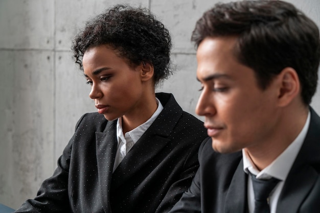 Photo businessman and woman in blurred office