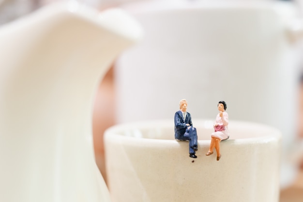 実業家と紅茶のカップに座っている女性