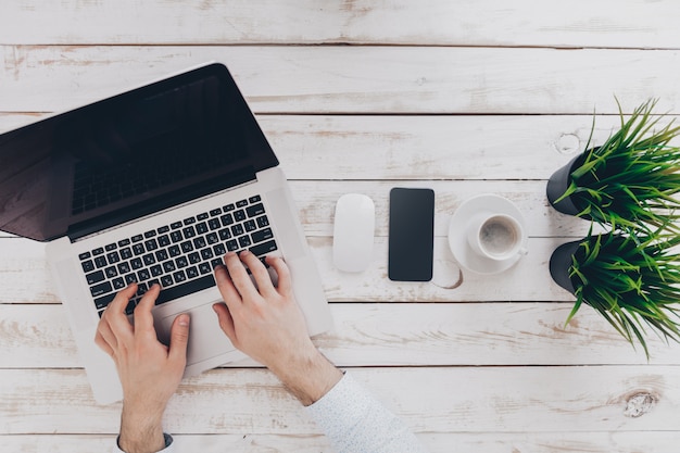 Uomo d'affari al lavoro, vista superiore del primo piano dell'uomo che lavora al computer portatile