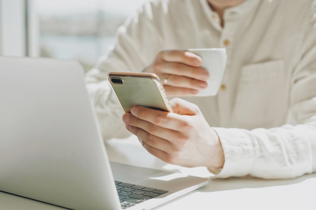 Lavoro dell'uomo d'affari sul computer portatile per il progetto.