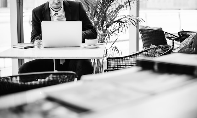 Photo businessman working in a cafe