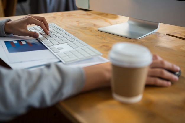 Photo businessman working at desk in office