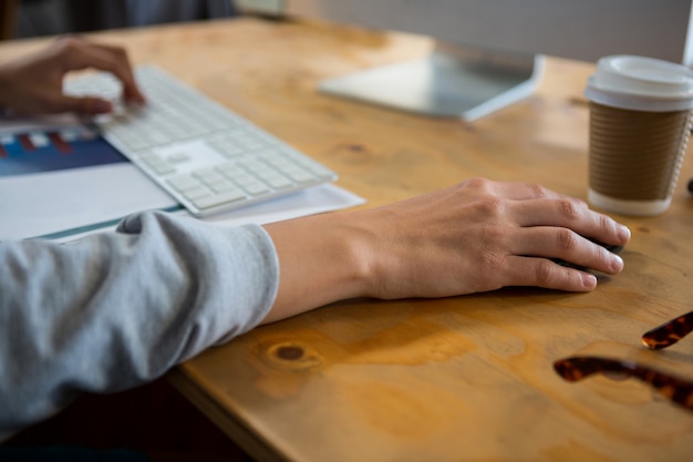 Photo businessman working at desk in office