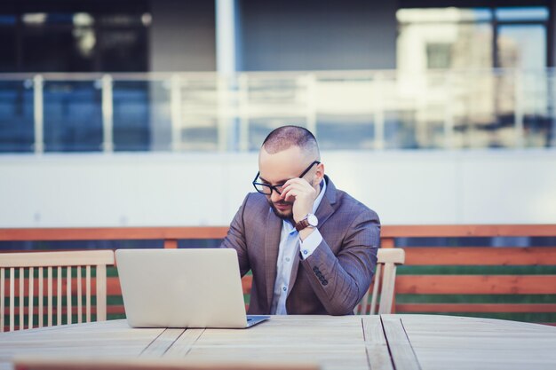 Photo businessman working on his  laptop