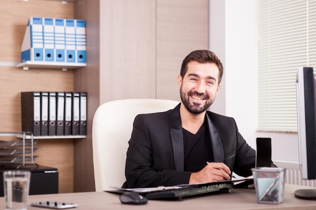 Photo businessman working at his office. businessperson in professional environment