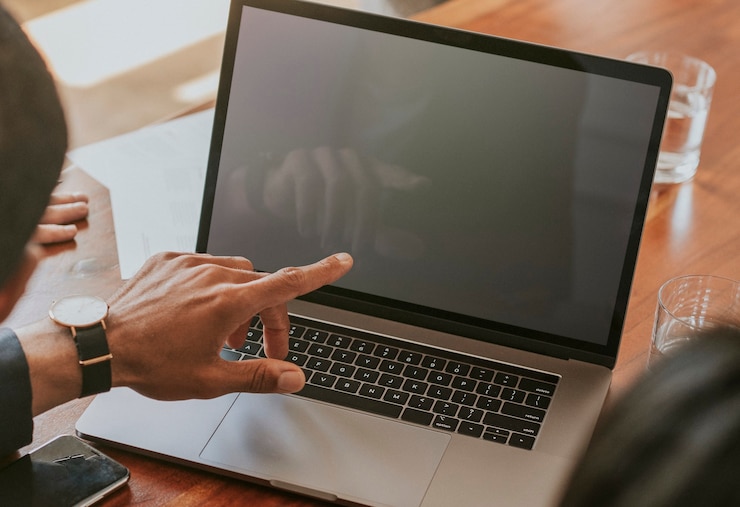 Photo businessman working on a laptop in a board meeting