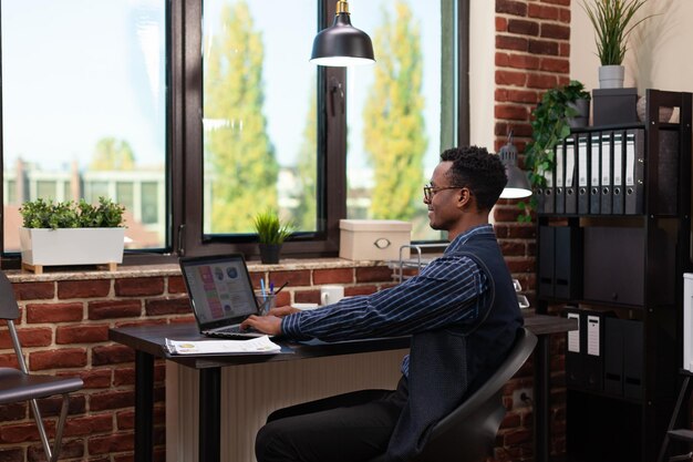 Photo businessman working on laptop in office