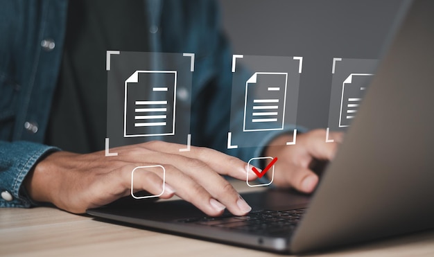 가상 화면을 가진 노트북에서 일하는 사업가 파일을 효율적으로 관리하기 위해 자동 처리 온라인 문서 데이터베이스 및 문서 관리 시스템 개념