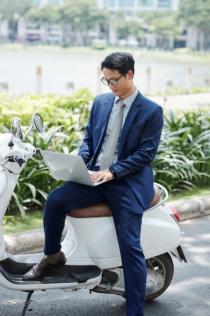 Uomo d'affari che lavora al computer portatile