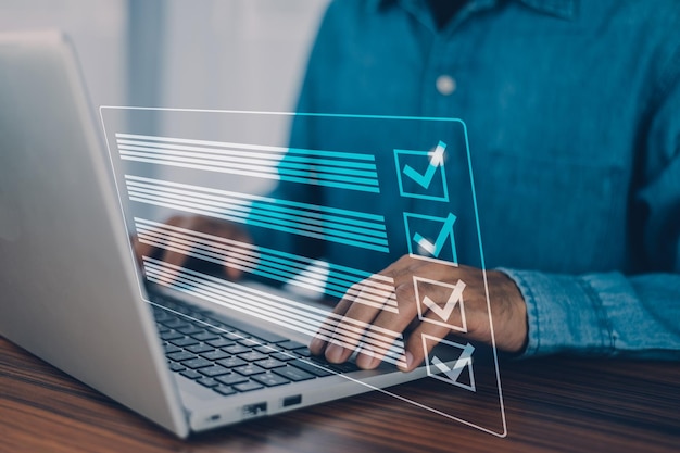 オフィスで働くビジネスマンドキュメント管理システムとプロセスの自動化により、ファイルを効率的に管理する仮想画面の概念に関するデジタル作業チェックリスト