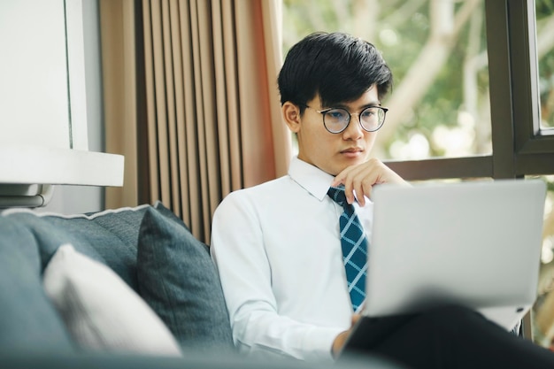 Uomo d'affari che lavora in ufficio utilizzando il computer portatile