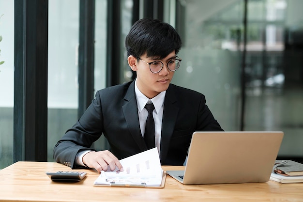 노트북을 사용하여 사무실에서 일하는 사업가