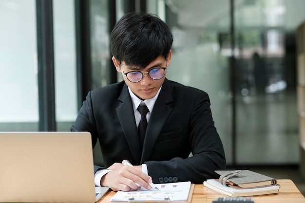 Photo businessman working at office using laptop