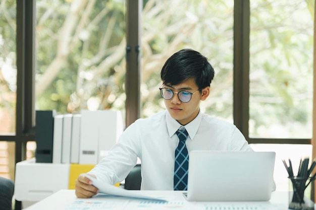 Photo businessman working at office using laptop