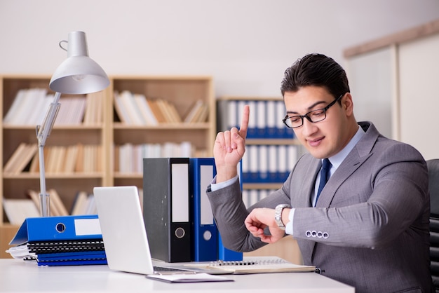 Uomo d'affari che lavora in ufficio