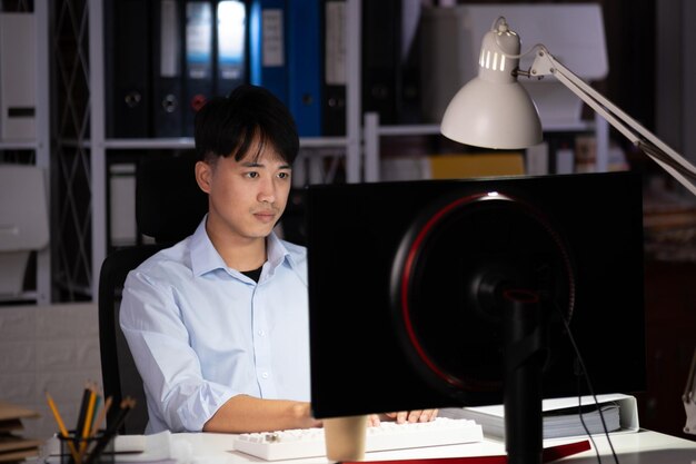 Photo businessman working overtime at his office he felt tired