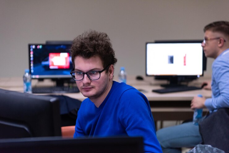 Photo businessman working using a computer in startup office