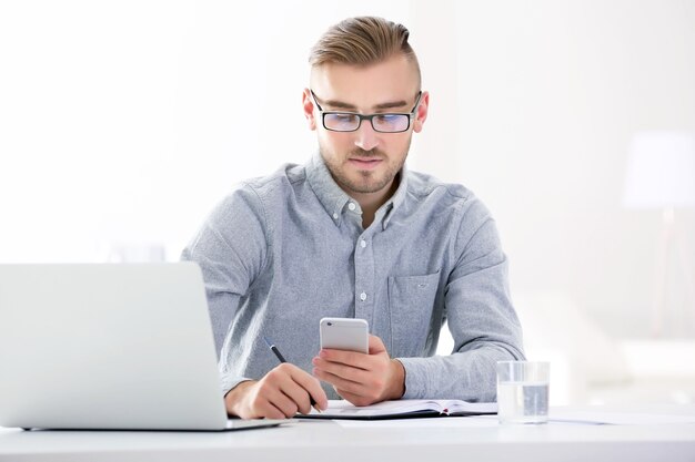 Uomo d'affari che lavora con il computer portatile in ufficio