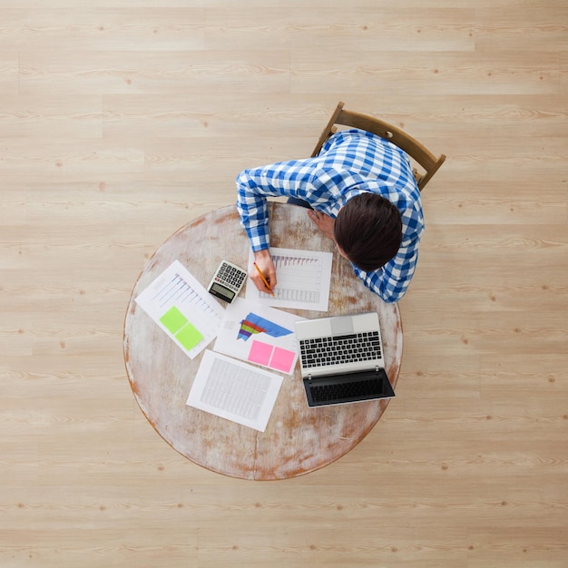 Affari di lavoro con computer portatile