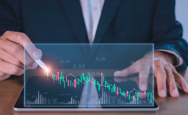 Grafico di analisi di scrittura dell'uomo d'affari per il mercato azionario commerciale su tabl