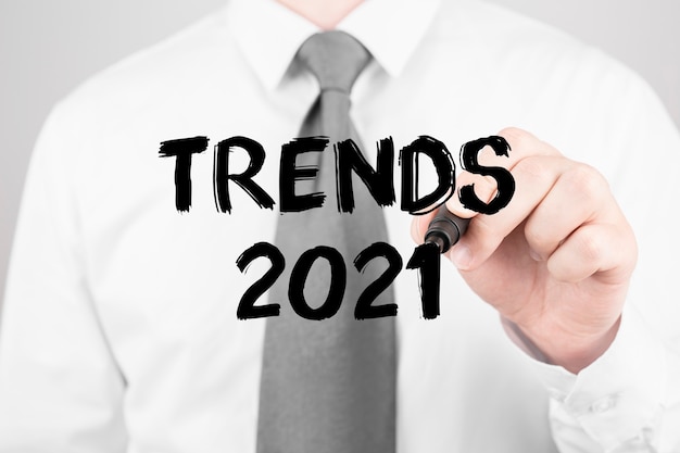 マーカー、ビジネスコンセプトで単語TRENDS2021を書くビジネス