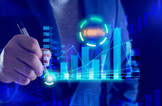 Mano dell'uomo d'affari con un concetto di successo del grafico 100 bancario e finanziario sul grafico a candele