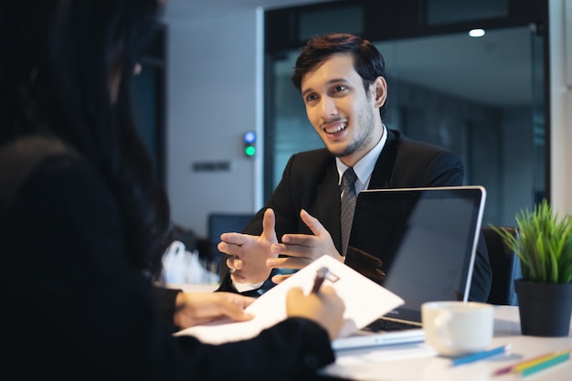 Photo businessmen and businesswomen discussing documents for job interview concept