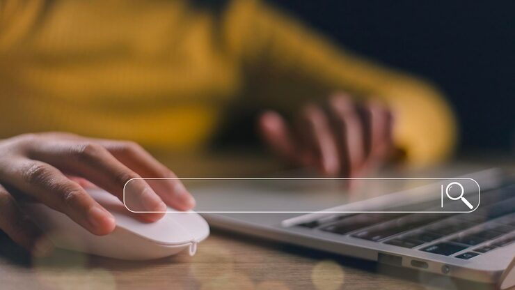 Photo 企业家按下鼠标和计算机键盘在桌子上的搜索引擎栏网站以通过输入优化关键词概念从互联网计算机中搜索信息