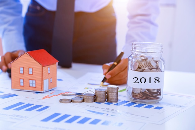 Businessmen collect money to buy a home in the future 2018.