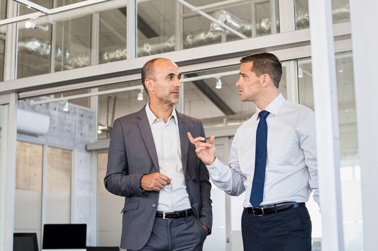 Photo businessmen discussing work