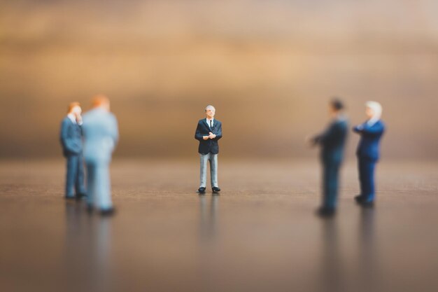 Photo businessmen figurine on table