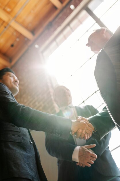 Photo businessmen greeting by a handshake