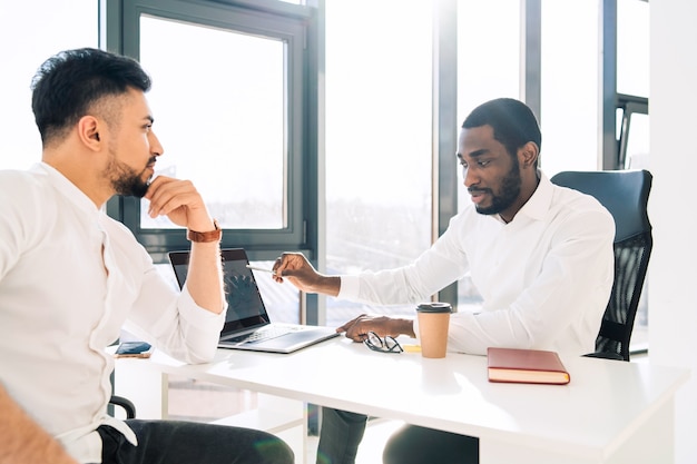 Gli uomini d'affari discutono del reddito dell'azienda