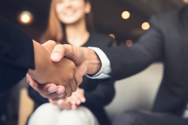 Photo businessmen shaking hands after meeting in a cafe